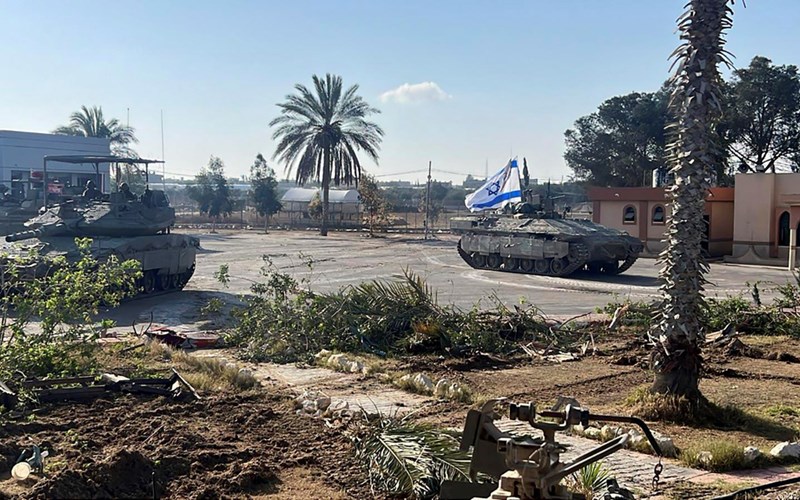 Israeli forces seize Rafah border crossing in Gaza, putting cease-fire talks on knife's edge