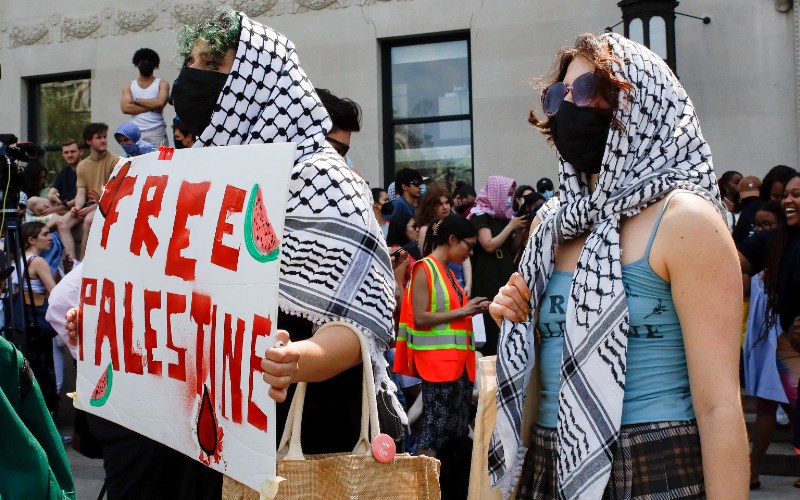 Anti-Israel mob at Columbia University take over campus building
